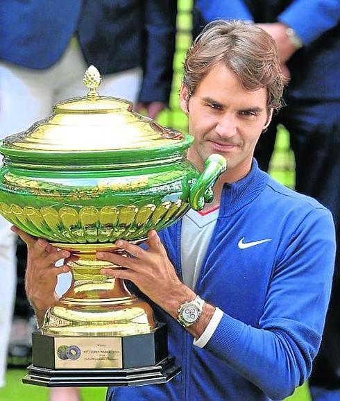 Roger Federer con un trofeo ganado en Alemania en 2014.