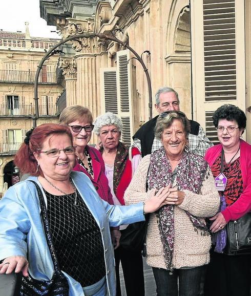 Los seis salmantinos posan radiantes en el balcón. 