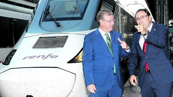 El alcalde de León, Antonio Silván, y el de Palencia, Alfonso Polanco, bromean junto a un tren Alvia.