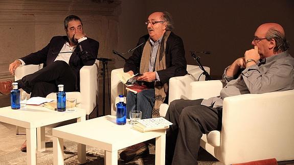 Carlos Aganzo, Antonio Colinas y José María Muñoz Quirós, en el homenaje a Gil de Biedma. 