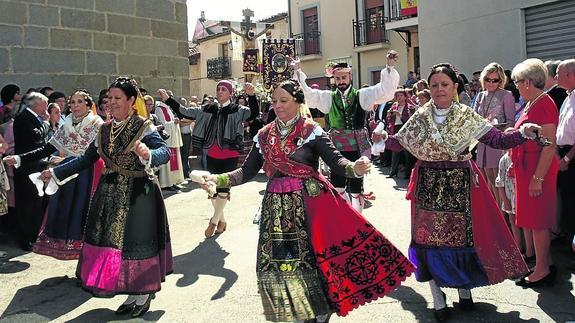 La Agrupación Belenista La Morana, de Zamora, bailando en el transcurso de la procesión del Cristo del Amparo. 