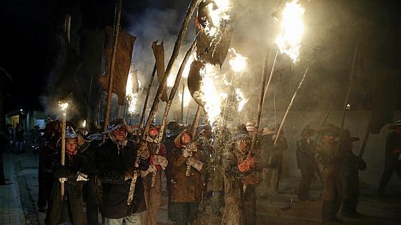 Los vecinos de Mayorga portan los pellejos encendidos en la procesión de El Vítor.