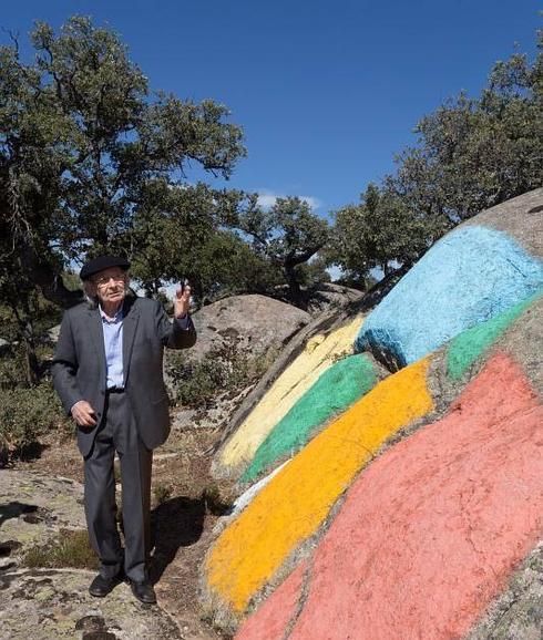 Ibarrola comenta una de sus rocas coloreadas.