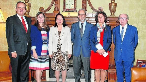 De izquierda a derecha, Nicolás Rodríguez, María José Rodríguez Conde, Doris Osterlof Obregón, Daniel Hernández Ruipérez, María Ángeles Serrano y Joaquín García Carrasco. 