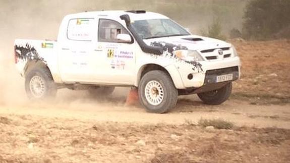 Roberto Carranza pilota el Toyota Hilux, en la prueba alcarreña.