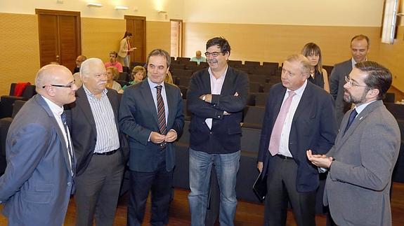 Algunos de los participantes charlan minutos antes del debate.