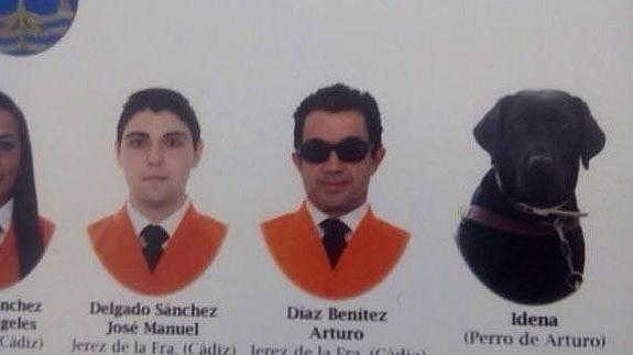 Idena, el perro-guía que se graduó en Trabajo Social
