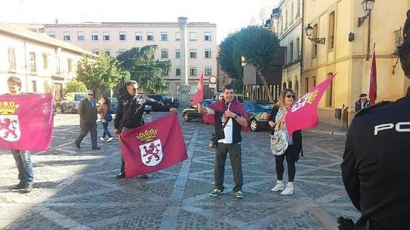 Un grupo de leoneses, bandera en mano, durante la visita.