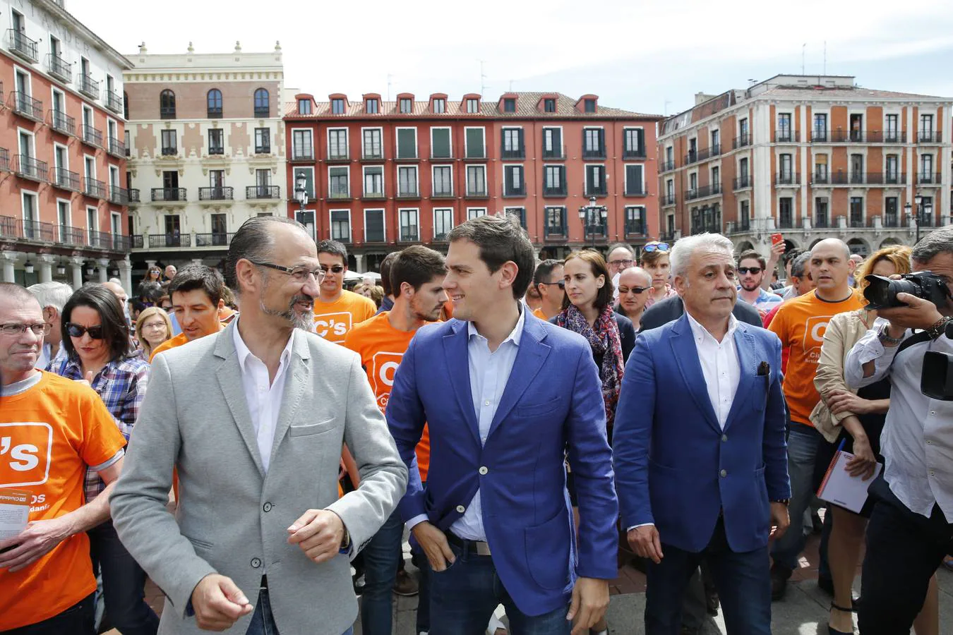 Albert Rivera, en el centro, flanqueado por Luis Fuentes y Jesús Presencio cuando era cabeza de lista al Ayuntamiento en Valladolid.