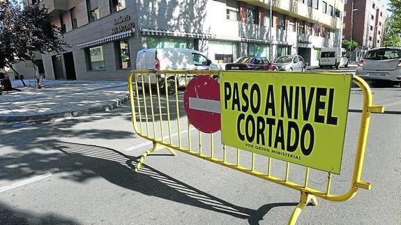 Una valla recuerda en San Antonio desde el lunes que el paso se ha clausurado.