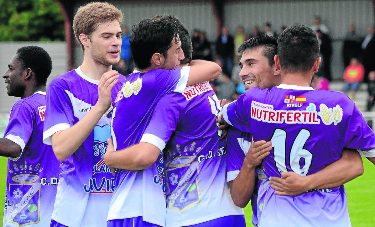 Los jugadores del Becerril celebran uno de los goles. 