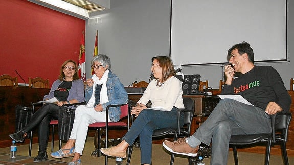 Varios de los socios en la presentación de la nueva Asociación Festeamus. 