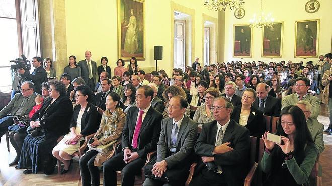 El Aula Magna de la Facultad de Filología registró un lleno absoluto con motivo de la presentación del Grado en Estudios de Asia Oriental. 
