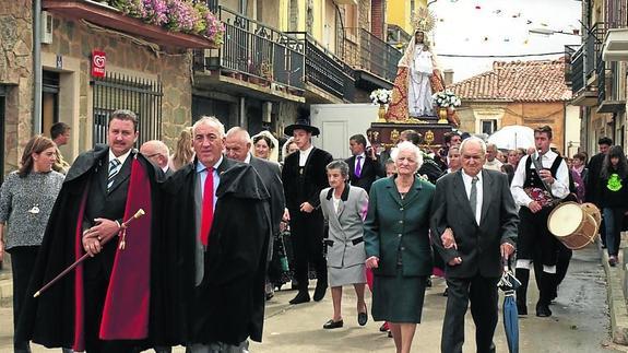 La eucaristía, la procesión con la Virgen del Rosario y el ofertorio con los bailes centraron los actos de la mañana, en el que los jóvenes fueron los mayordomos. 