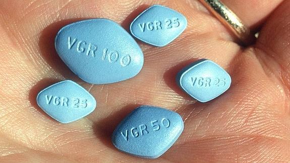 Una persona sujeta varias pastillas de Viagra. 