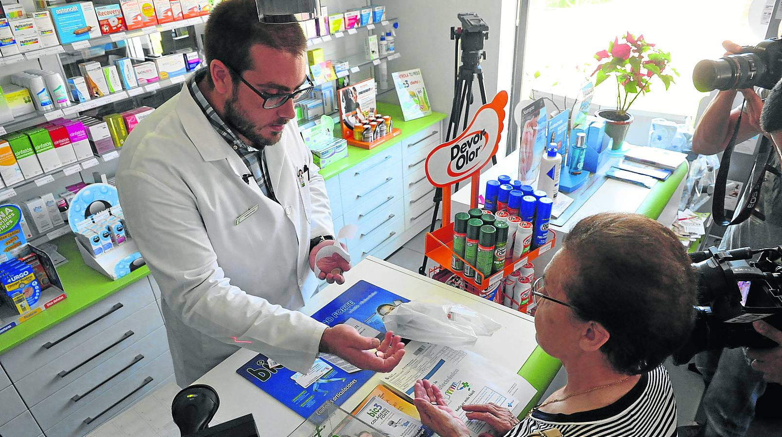 Primera paciente de Castilla y León atendida con receta electrónica en el centro de salud de Portillo, a finales del pasado julio.