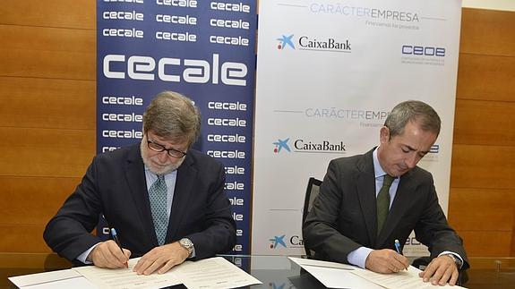 El presidente de Cecale, Santiago Aparicio, firma el acuerdo con el director territorial de CaixaBank en Castilla y León y Asturias, José Manuel Bilbao. 
