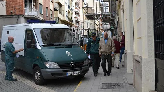 Agentes de la Guardia Civil dirigen al detenido hasta el furgón para su traslado a la prisión de Topas tras prestar declaración en los juzgados de Zamora. 