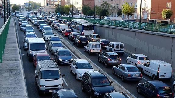 Atascos en el túnel de San Isidro en ambos sentidos (desde la Circular y y el paseo de San Isidro). 