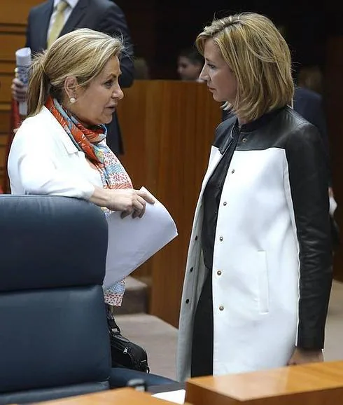 Alicia García, a la derecha, conversa con la vicepresidenta de la Junta, Rosa Valdeón, durante la sesión del Pleno de las Cortes celebrada ayer. 