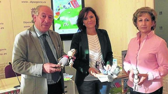 La diputada Sara Dueñas, flanqueada por María Jesús Artalejo y Emilio Lázaro, en la presentación de la campaña.