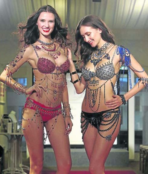 Dos modelos con conjuntos de ropa interior y pedrería de Victoria Secret Fantasy.