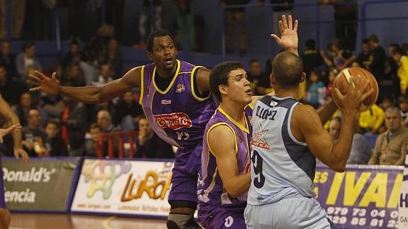 Dani Pérez acosa a Dani López junto a Lamont Barnes. 