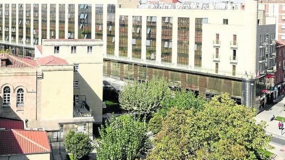 El hotel Corona Sol tras la Santísima Trinidad. 