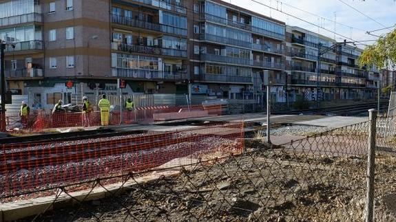 Operarios durante las obras en el paso a nivel de Pilarica. 