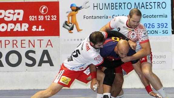 Simón y Carlos Domínguez pelean con el barcelonista Víctor Tremps. 