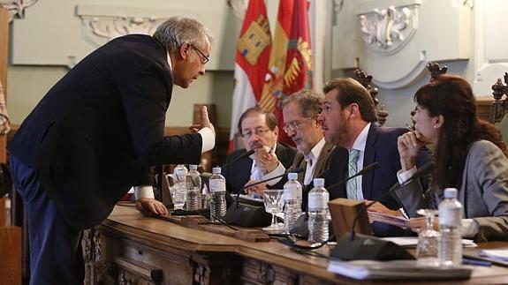 Martínez Bermejo habla con el alcalde de Valladolid, Óscar Puente.