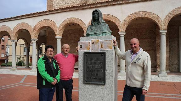 En el monumento de Fray Bartolomé se encuentran Luis Miguel González, a la derecha, junto a Juan Carlos Baruque Hernández y Gregorio Santiago Alonso.
