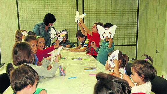 Niños participan en un taller de manualidades. 