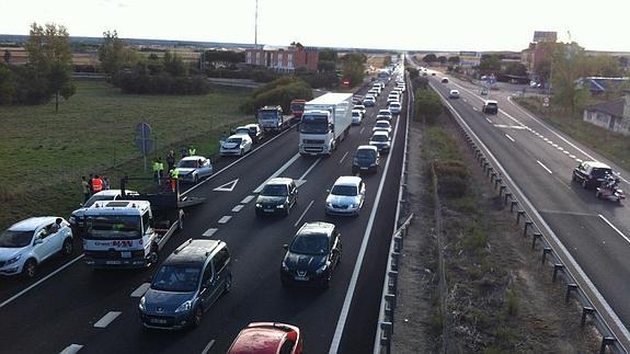 Imagen de las retenciones mientras las grúas trabajan en el arcén derecho en sentido Valladolid para retirar los vehículos siniestrados.