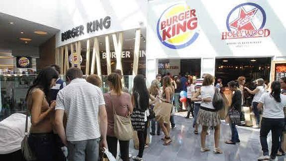 Establecimiento de Burger King en el cnetro comercial.