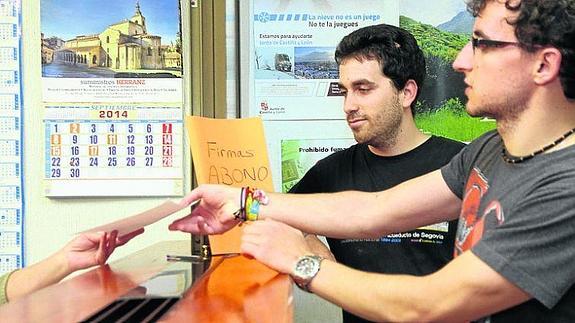 Uusarios de Segovia presentaron en septiembre de 2014 cerca de 10.000 firmas por un nuevo convenio de transporte. 