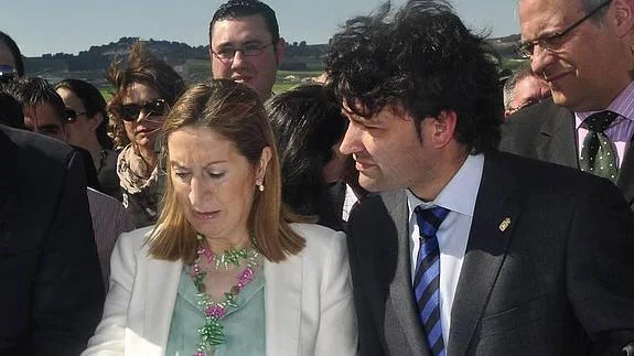 Ana Pastor, ministra de Fomento, conoce en mayo de 2013 la obra de los accesos al Poligono de Tordesillas, junto al alcalde de la localidad, José Antonio González Poncela.