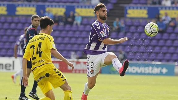 Rodri remata durante el último encuentro ante el Oviedo.