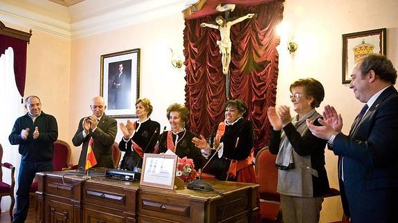 Fiesta de las Águedas en el salón de plenos de Carraión, con el Cristo detrás de la presidendia.