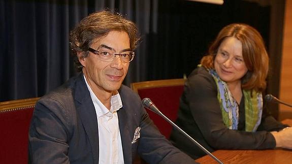 El doctor Guillermo Rábano junto a la periodista Ana Santiago.