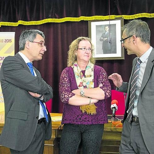 El vicerrector José Ángel Domínguez, Carmen Campelo, secretaria de salud laboral de UGT y Ricardo Rivero, decano de Derecho. 