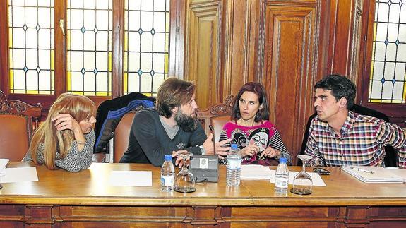 Los concejales del grupo Ganemos, durante el pleno municipal celebrado ayer. 