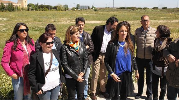 Raquel Fernández (en el centro), rodeada por sus compañeros de candidatura del PP durante la campaña electoral, delante de los terrenos donde la Junta construirá el centro de salud de Nueva Segovia. 