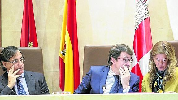 García Carbayo contempla las indicaciones en voz baja que dirige el alcalde a la edil Carmen Sánchez Bellota en un pleno municipal.