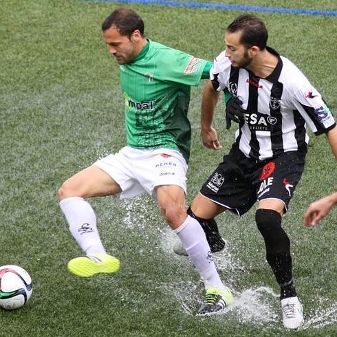 Romero, con el balón controlado en el césped encharcado del Municipal de Guijuelo.