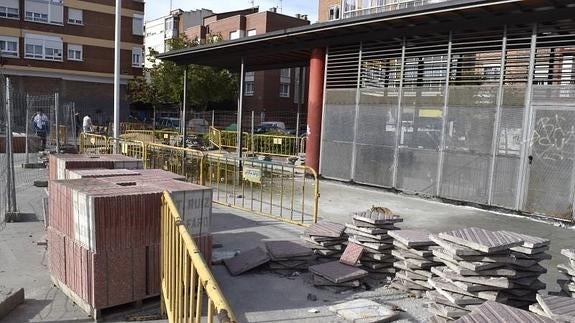Plaza de Lola Herrera, levantada desde hace varias semanas.