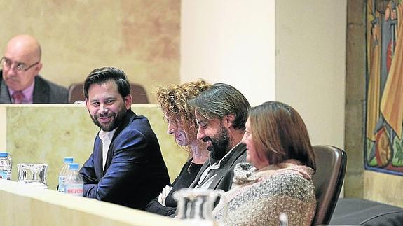 Gonzalez Bueno sonríe ante la presencia de Ana Suárez y Castaño, también de Ciudadanos. 
