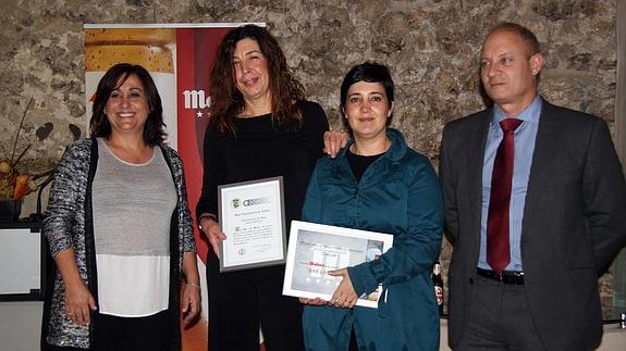La concejala Nuria Fernández (izquierda), con las galardonadas y un representante de la empresa Mahou, patrocinadora del concurso. 