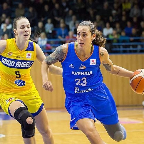 Jacki Gemelos penetra a canasta ante una rival del Kosice el pasado miércoles en Eslovaquia.