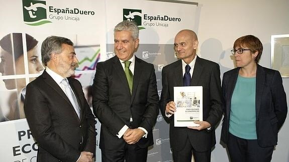 José Luis Fanjul, representante de la universidad de León, Carlos Ranera, director general de la banca comercial de EspañaDuero, Francisco García, representante de AEA y autor del estudio, y Felisa Becerrra, representante de AEA y autora del estudio, presentan las previsiones económicas de Castilla y León.